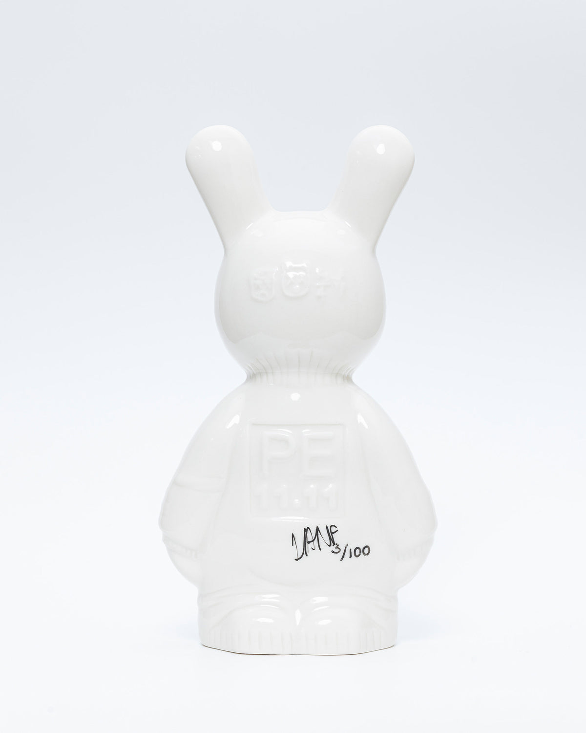 CONEJO ATÓMICO, escultura en porcelana