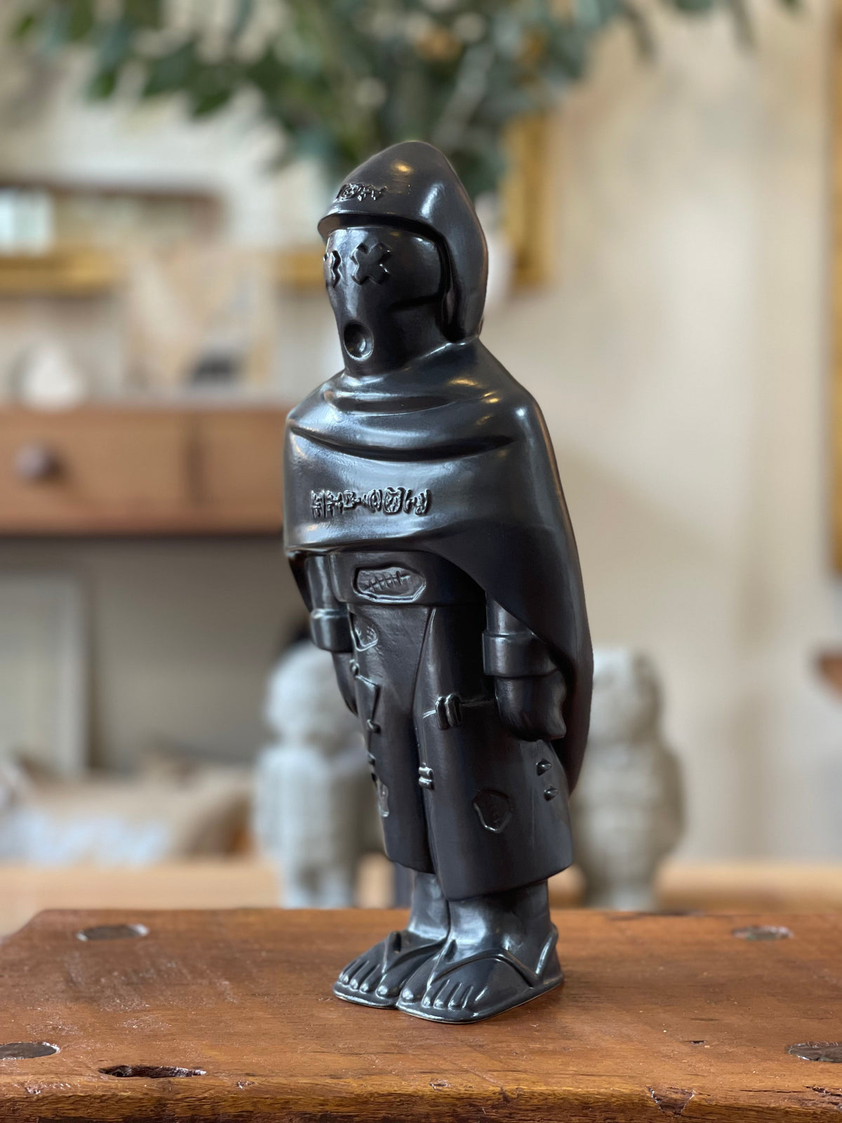GIGANTO.BOT, escultura en gress, y esmalte oscuro