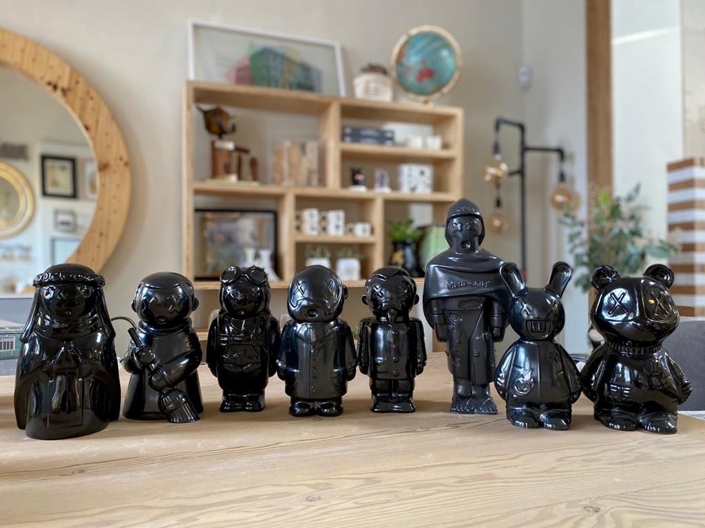 GRAUTO.BOT, escultura en gress negro brillante